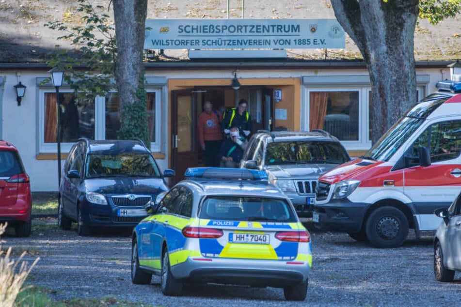 Einsatzkräfte bringen den Verletzten zu einem Rettungswagen.