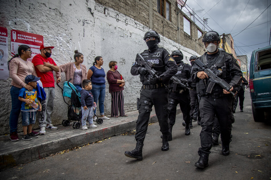 Schwer bewaffnete Polizisten patrouillieren in Mexiko-Stadt. Der Drogenkrieg in dem mittelamerikanischen Land wird auch heute noch mit brutaler Härte geführt.