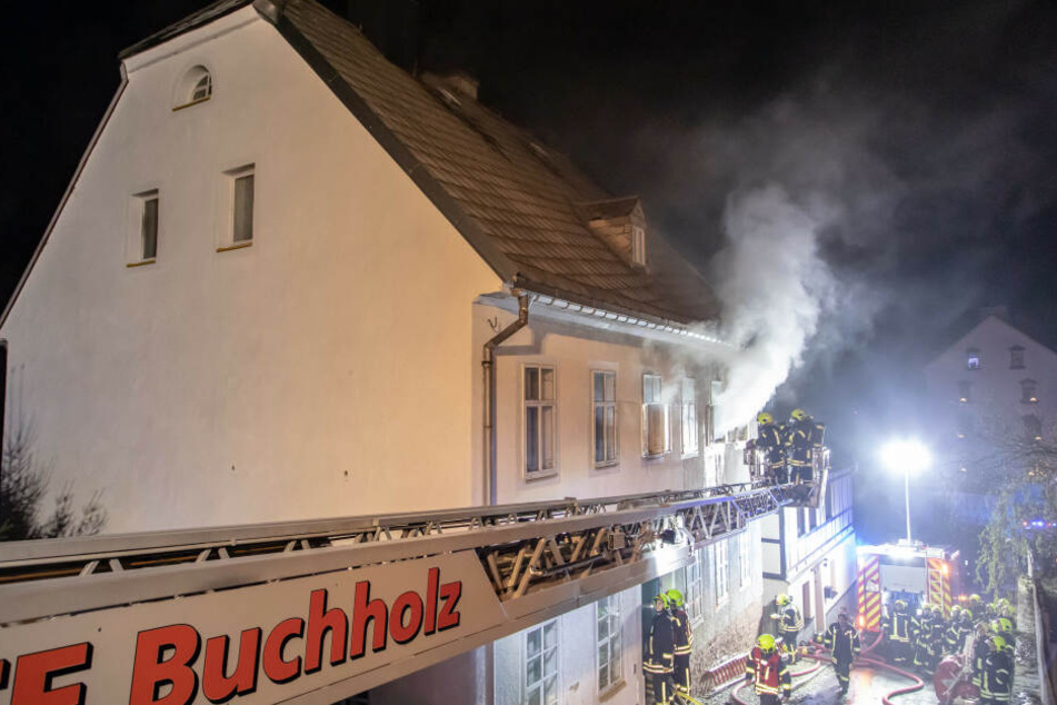 Als die Feuerwehr bei dem Brand in Annaberg eintraf, standen zwei Zimmer schon in Vollbrand.