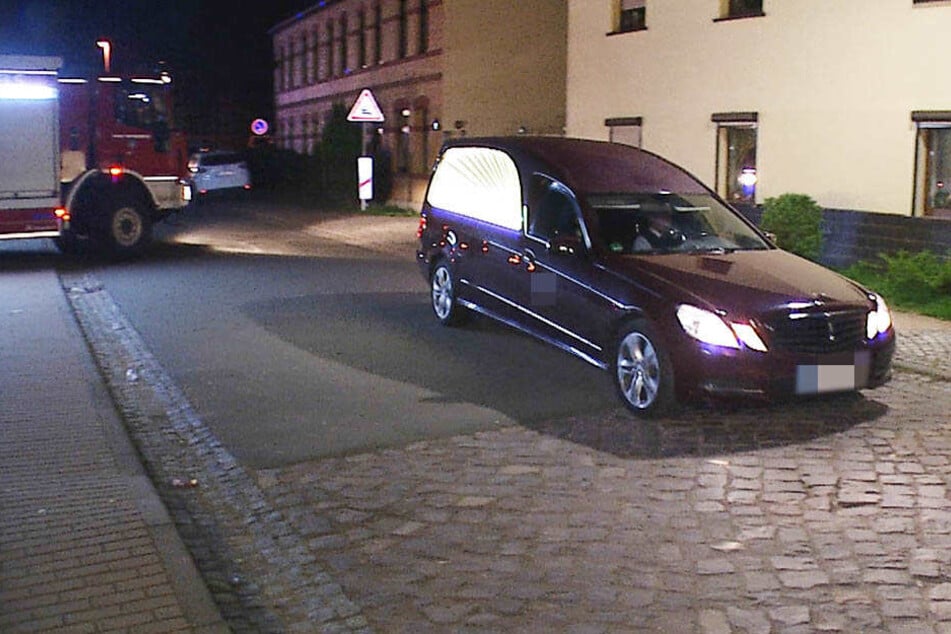 Der Leichenwagen mit dem toten Abiturienten verlässt den Unglücksort im Weißenfelser Ortsteil Leißling.