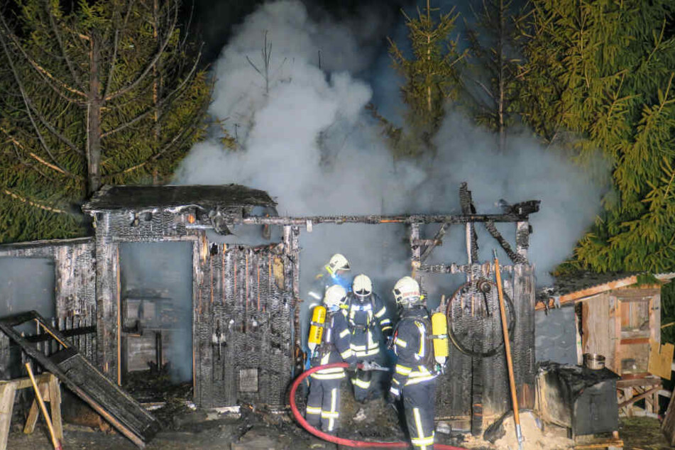 30 Einsatzkräfte der Feuerwehr waren mehrere Stunden im Einsatz um den Brand zu löschen.