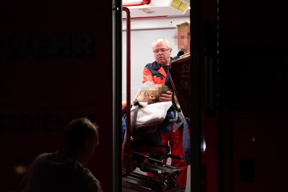 Ein Mann muss im Krankenwagen behandelt werden.