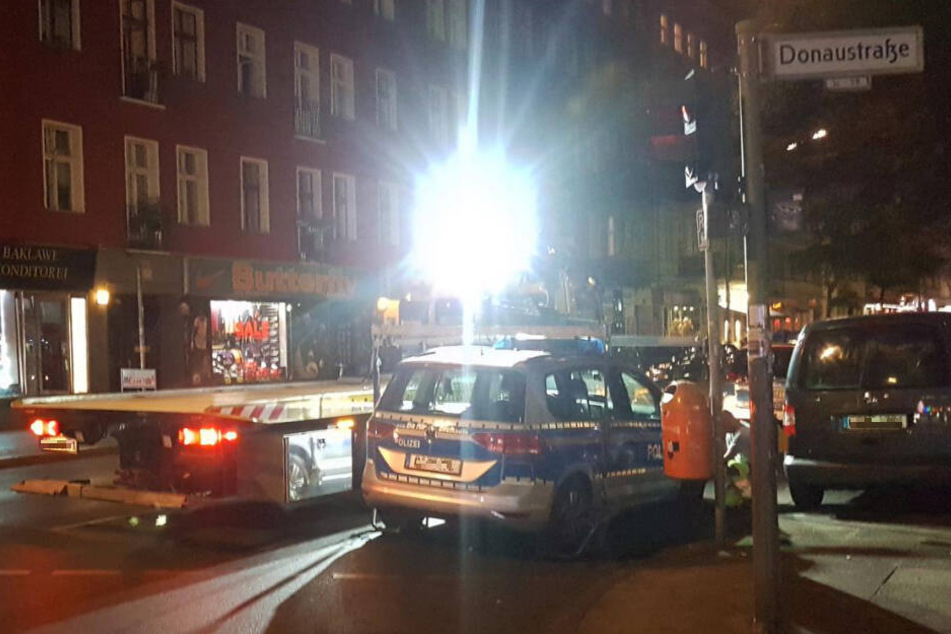 Der Einsatzwagen wurde unter dem Gelächter von Schaulustigen zu einem Polizeiabschnitt transportiert.