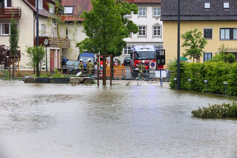 Einsatzkräfte der Feuerwehr riegelten die Innenstadt von Ochsenhausen ab.