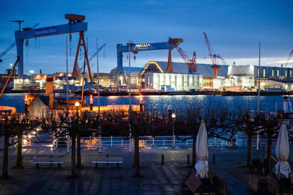 Die Werft von ThyssenKrupp Marine Systems liegt in Kiel Ufer der Förde. (Archivbild)