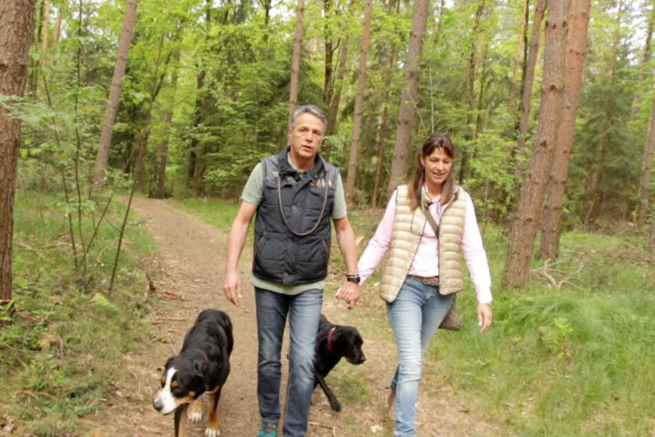 Uwe Neuhaus mit Frau Britta und den beiden Hunden in der Dresdner Heide. Mit diesen Bildern startet der Film.
