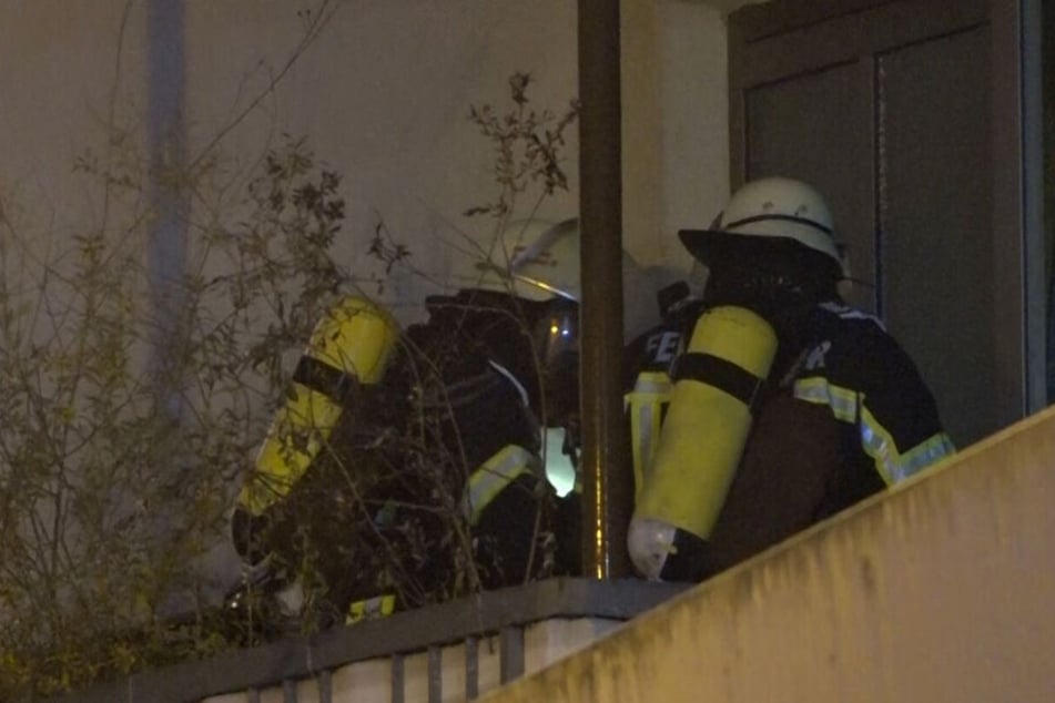 Die Feuerwehr dringt in die Wohnung vor.