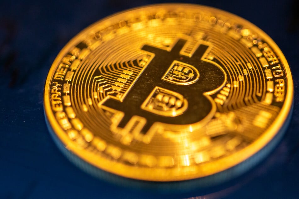 Die Betrüger lockten den Mann mit dem Versprechen von hohen Renditen aus dem Investment in Krypto-Währungen, wie etwa dem Bitcoin. (Symbolfoto)