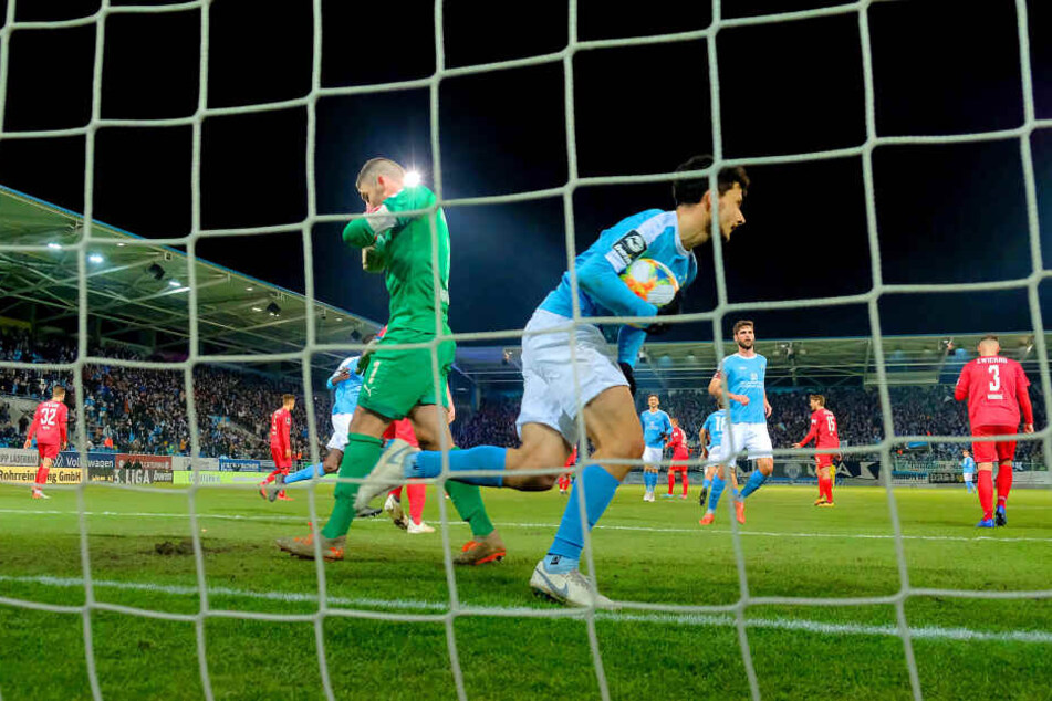 1:1, Philipp Hosiner holt den Ball aus dem Netz. Mit seinem verwandelten - berechtigten - Elfmeter brachte er den Chemnitzer FC im Westsachsenderby in einer schwierigen Phase zurück ins Spiel.