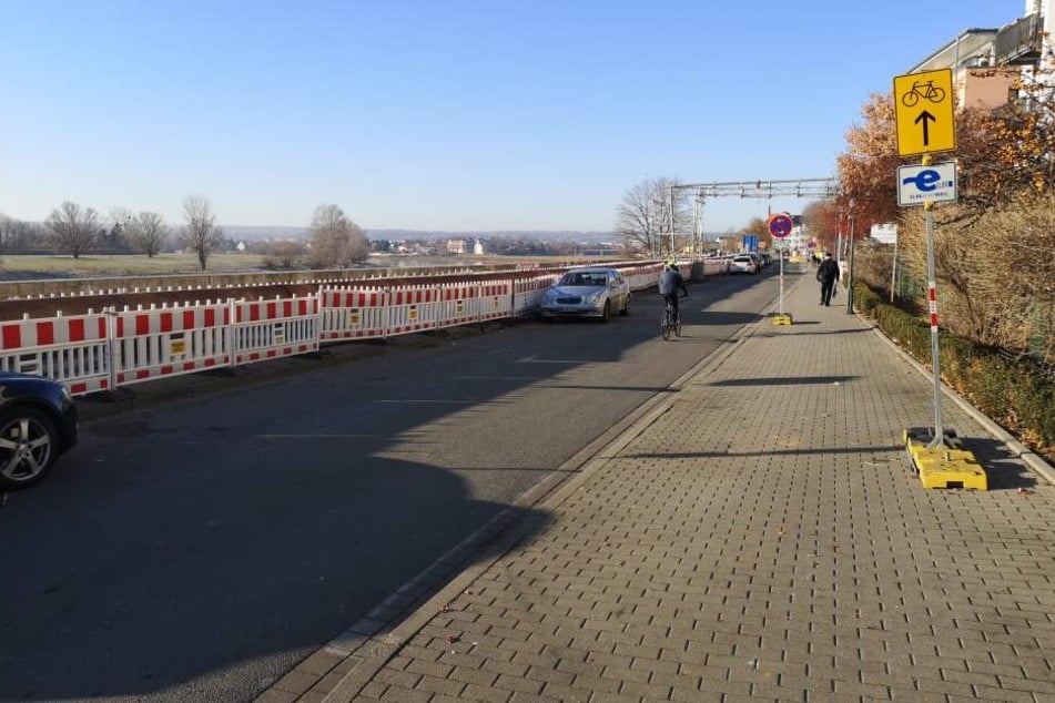 Zu allem Überfluss darf an der Kötzschenbroder Straße wegen Arbeiten nicht geparkt werden.