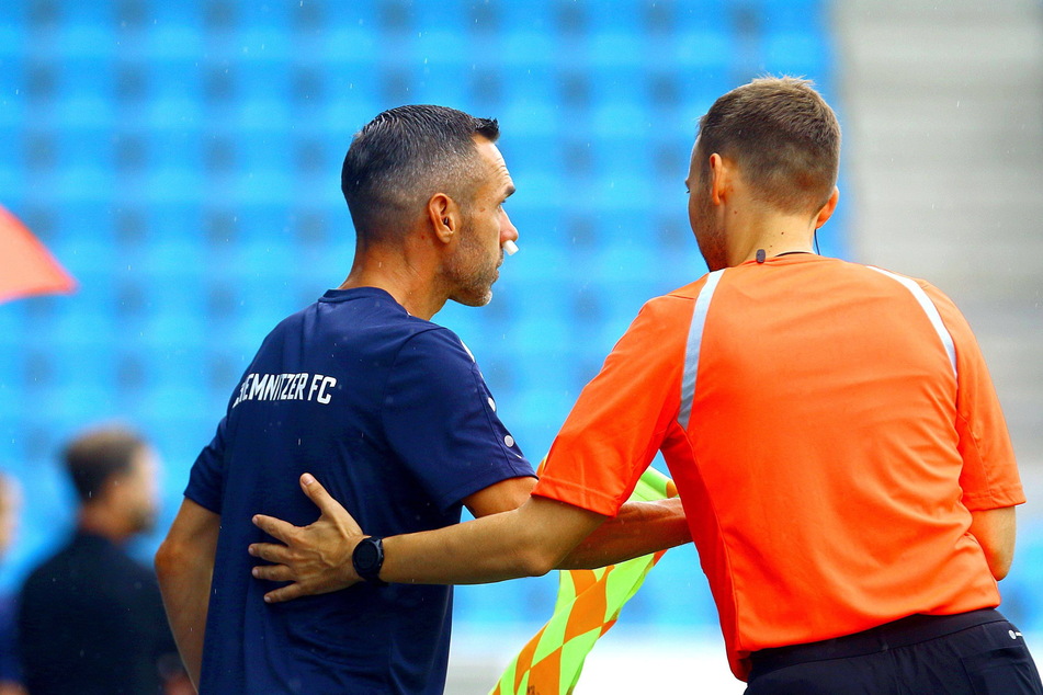 CFC-Coach Christian Tiffert mit "Stöpsel" in der Nase nach dem Zusammenprall mit Schiri-Assistent Kai Kaltwaßer (30,r.).