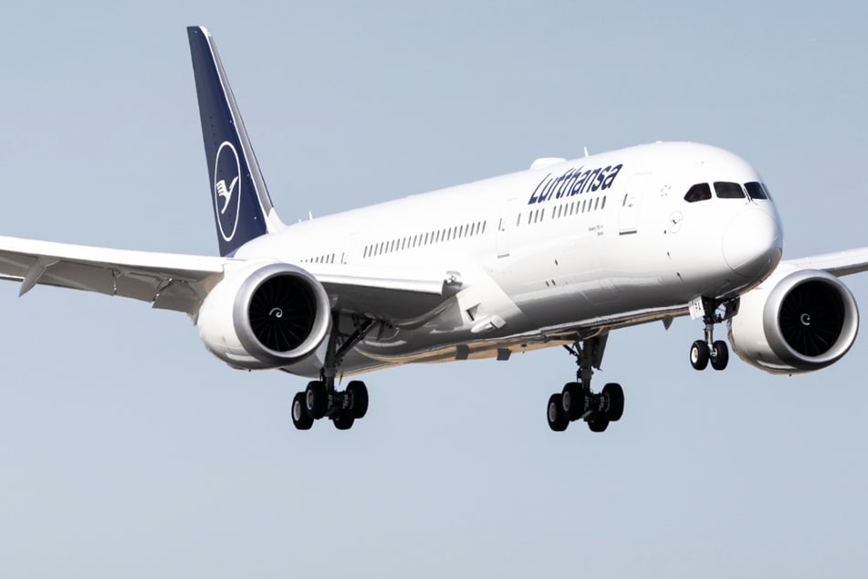 Heftige Szenen in Lufthansa-Flieger! Passagier rastet plötzlich aus und rüttelt an Tür