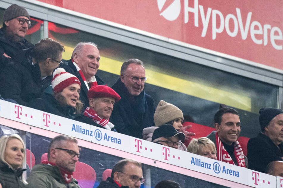 Bayern Münchens Vorstandschef Karl-Heinz Rummenigge (Mitte r) und Präsident Uli Hoeneß (l) auf der Tribüne in der Allianz Arena.