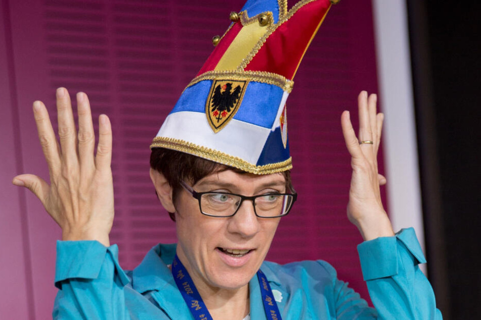 Annegret Kramp-Karrenbauer wird als neue Ritterin des Ordens "Wider den tierischen Ernst" des Aachener Karnevalvereins vorgestellt. (Archivbild)