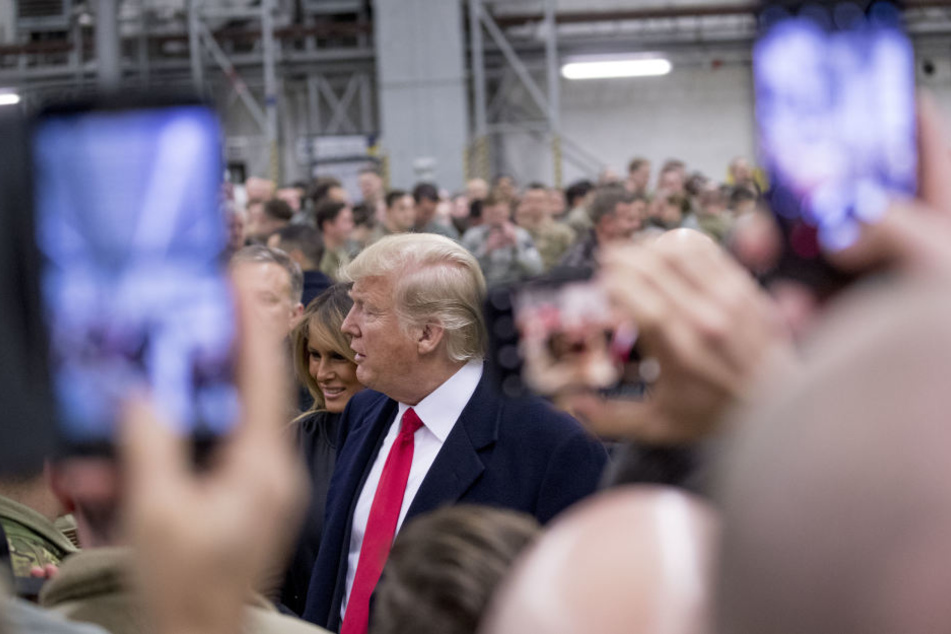 Nach einem kurzen Gruß in die Runde posierte Trump mit seiner Gattin für etliche Fotos und schüttelte zahlreiche Hände.
