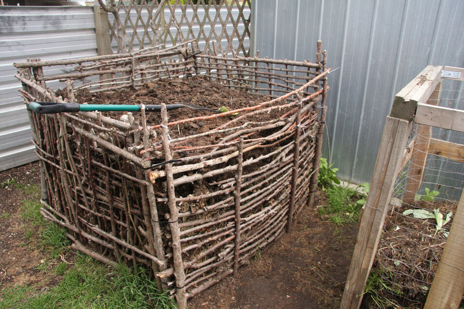 Gartenabfälle können kompostiert werden, sodass sie im nächsten Jahr als Humus verwendet werden können.