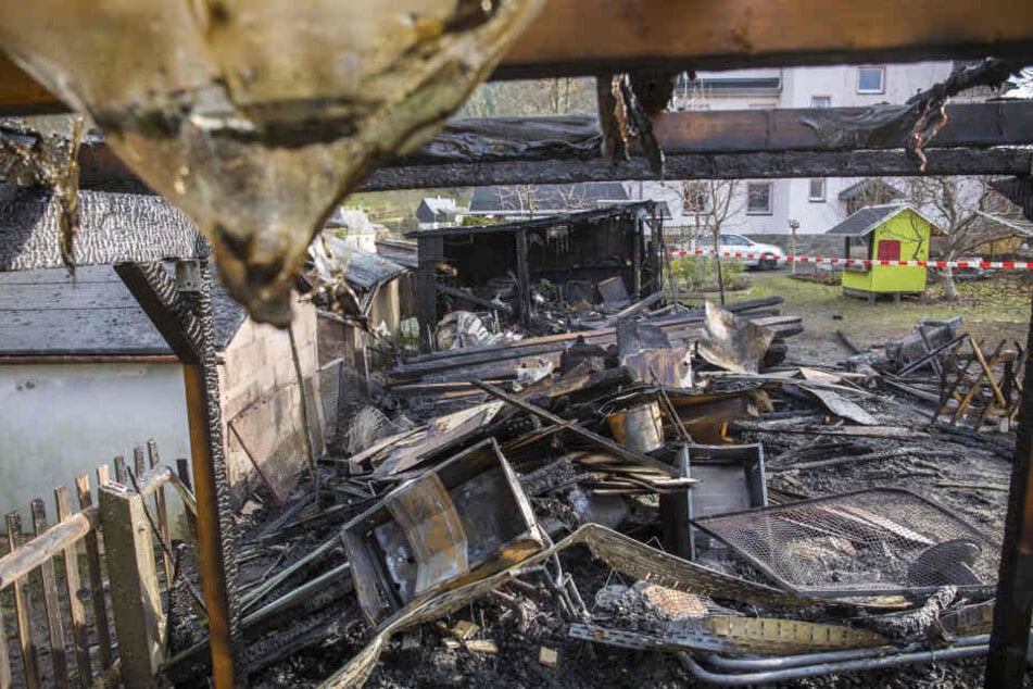 Von Schuppen, Carport und Pavillon ist nach dem Brand nicht mehr viel übrig geblieben.