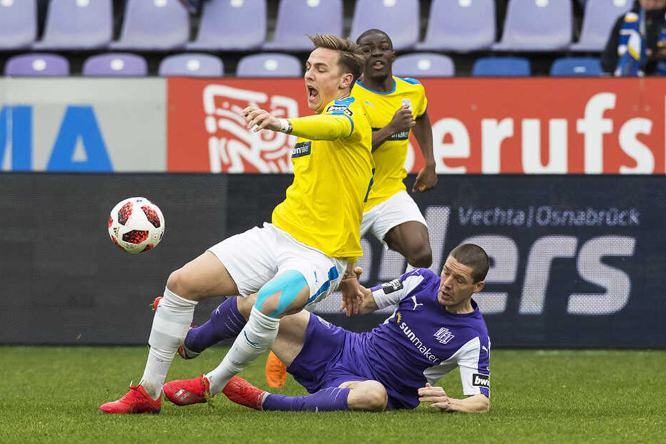 Jenas Torschütze Philipp Tietz wird von Osnabrücks Adam Susac (l.) abgegrätscht.