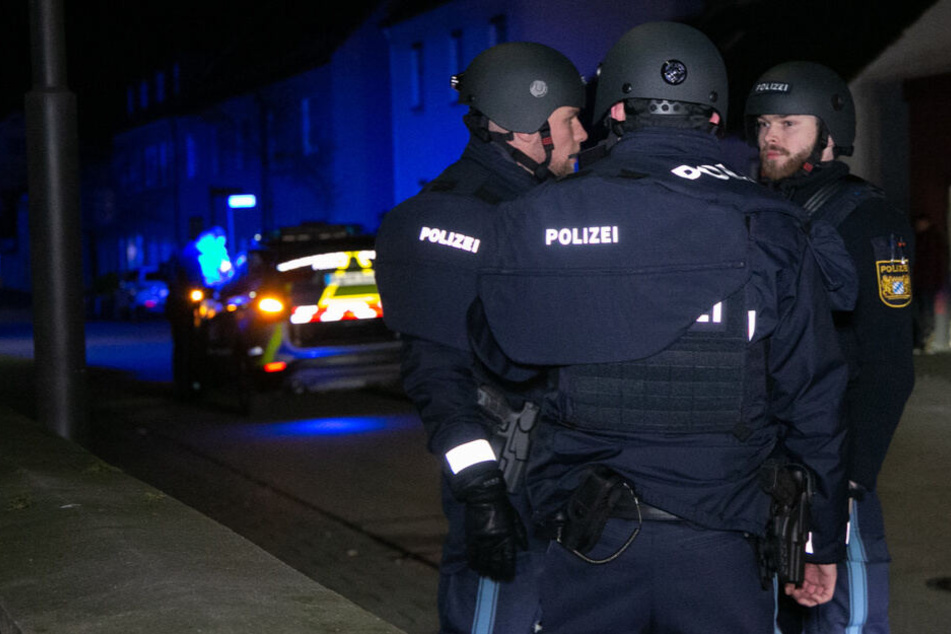 Die Täter konnten vom Tatort in der Ingolstädter Straße/Hallstraße flüchten, bevor die Polizei eintraf.