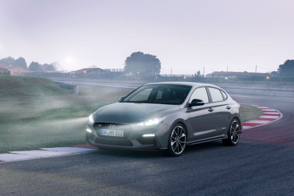 Mit dem Hyundai i30 Fastback N Performance könnt Ihr ein Wochenende kostenlos fahren.