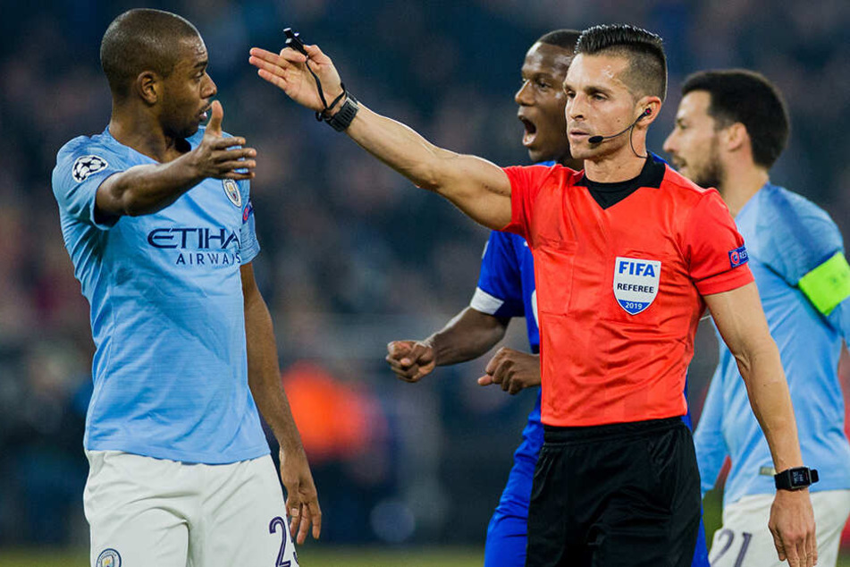 Schiedsrichter Carlos del Cerro Grande (vorne-rechts, Spanien) gab zwei Elfmeter für Schalke und hatte auch sonst einen kurzen Draht zum Video-Schiedsrichter.