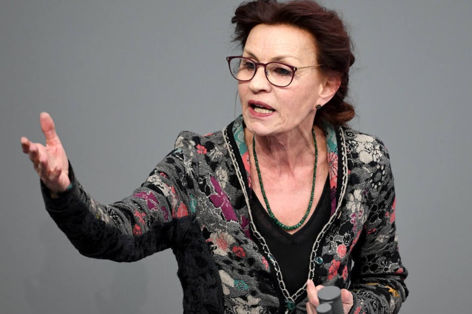 Ulla Jelpke (67) während einer Rede im Bundestag.