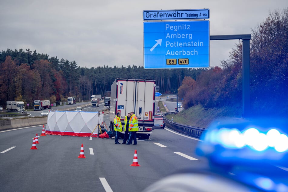 Ein Sichtschutz wurde um den Seat aufgebaut, der in den Lkw gekracht war.