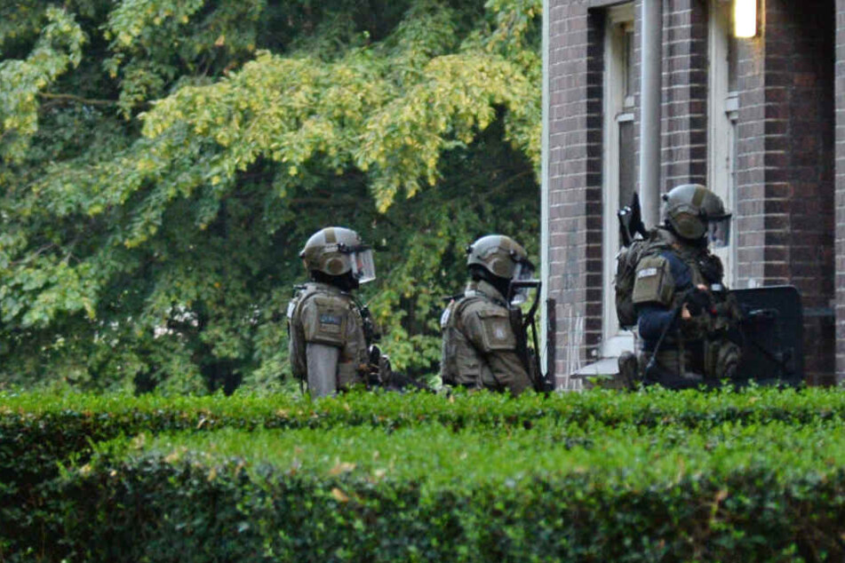 Polizisten des SEK stürmen das Wohnhaus.