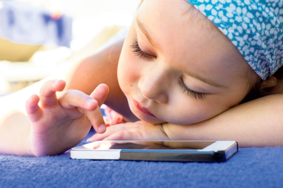 Smartphones üben schon auf Kleinkinder eine schier magische Anziehung aus. Doch je früher die Handy-Spielerei beginnt, desto größer ist das Risiko gesundheitlicher Schäden.