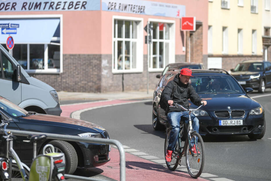 An der Kreuzung Zwinglistraße/Schneebergstraße/Comeniusstraße soll der rote Radweg auf die Zweiräder aufmerksam machen.