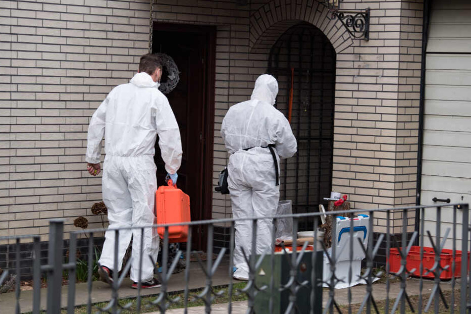 Kriminaltechniker der Polizei untersuchen das Haus des Schwagers.