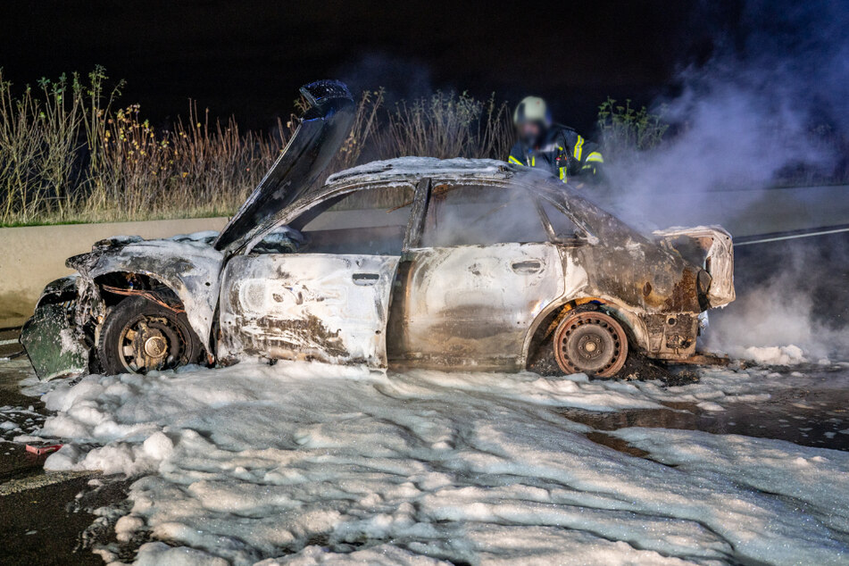 Unfall A4: Heftiger Unfall auf der A4: Audi brennt vollständig aus