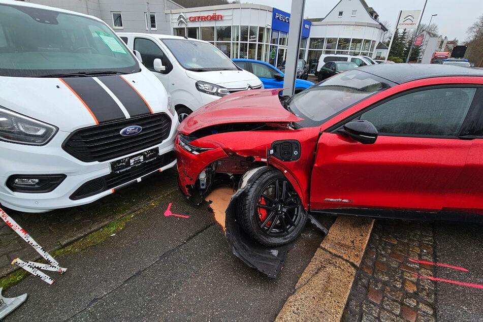 Der Ford Mustang stieß noch mit einem Ford-Transporter und einem Citroën zusammen.