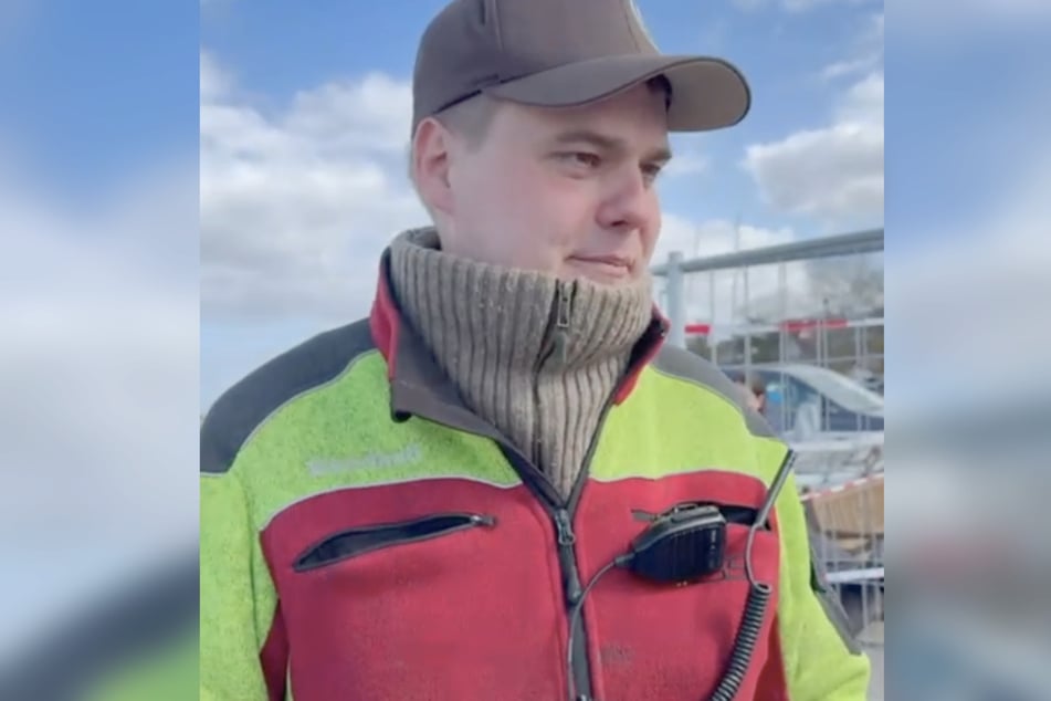 Hannes Wandhoff, Spezialist für Baggerarbeiten, erklärt das weitere Vorgehen für den heutigen Donnerstag.