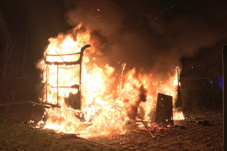 Das Fahrzeug stand am Donnerstagabend in Flammen.