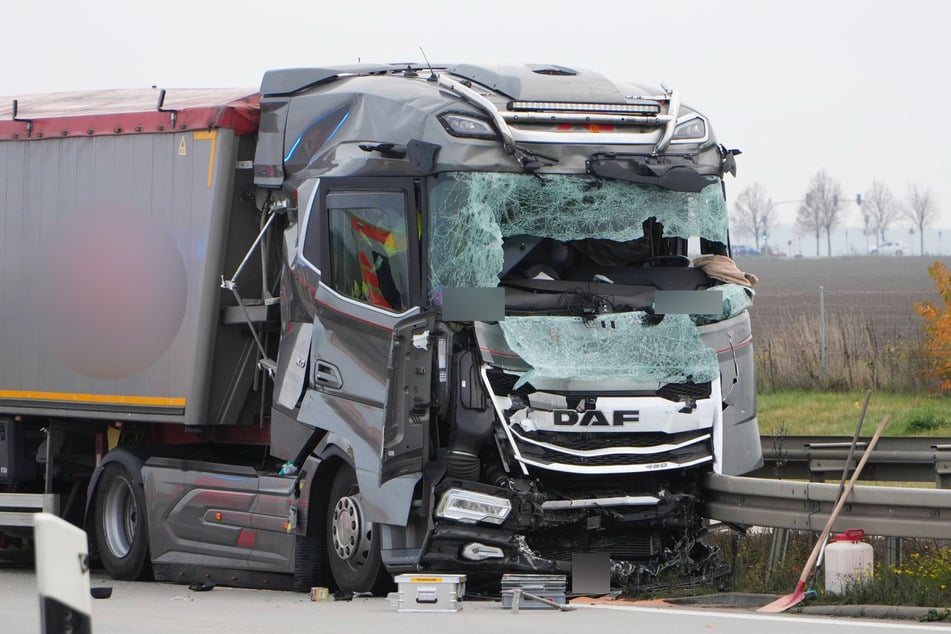 Bilder zeigen, dass der Lastwagen stark beschädigt wurde.