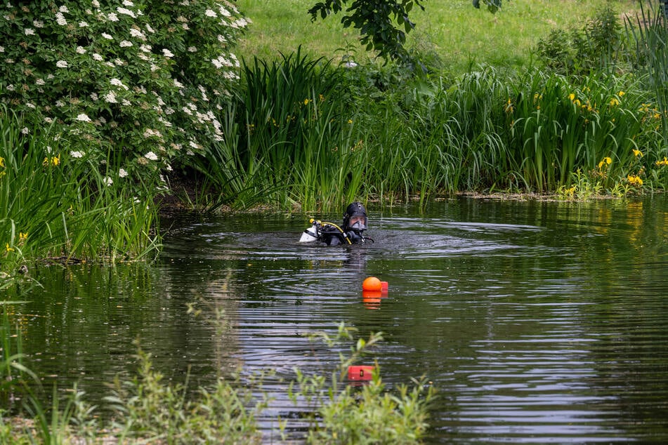 Auch Taucher sind im Einsatz gewesen, um im See nach der mutmaßlichen Waffe zu suchen.
