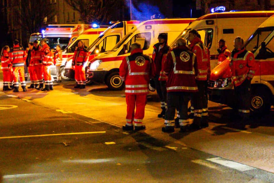 Das Foto zeigt Einsatzkräfte des Rettungsdienstes in Hanau.