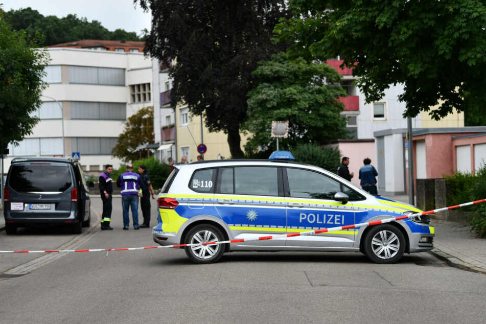 Ein Polizeiauto steht am Tatort in Gunzenhausen. Im Juni 2018 starben hier eine Mutter und ihrer drei Kinder.