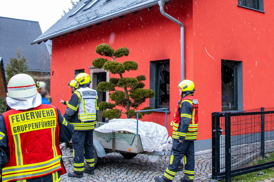 Nach dem Brand in einem Haus in Thalheim ermittelt die Polizei wegen vorsätzlicher Brandstiftung und sucht Zeugen.
