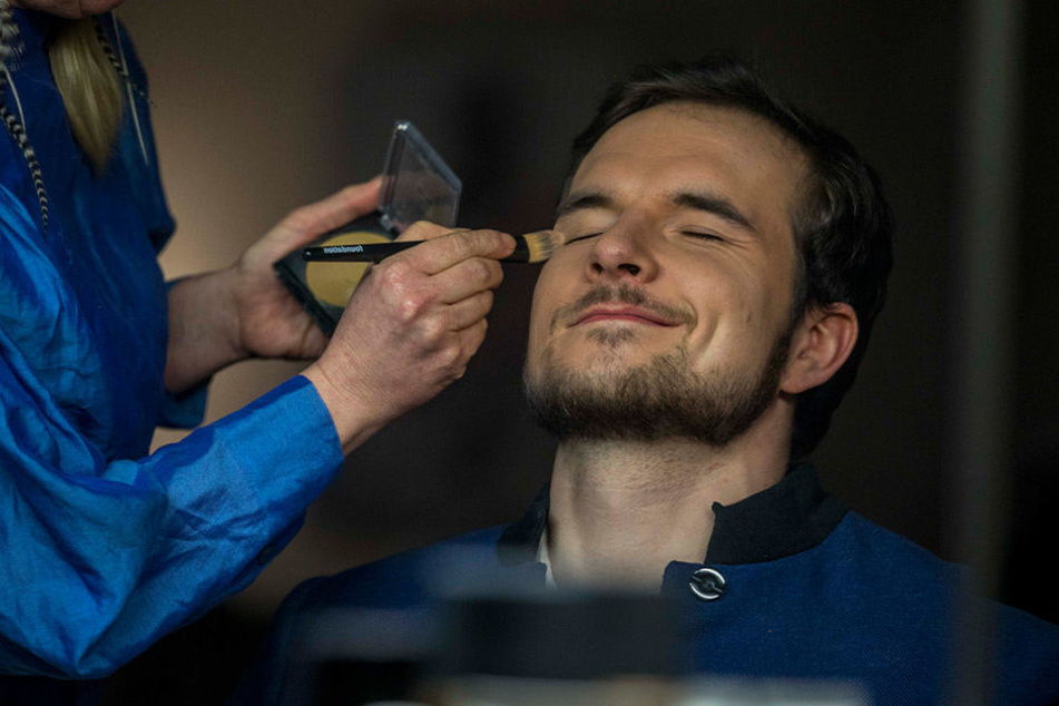 Vom Puder über Lidschatten bis zur Wimperntusche: Make-up gehört dazu.