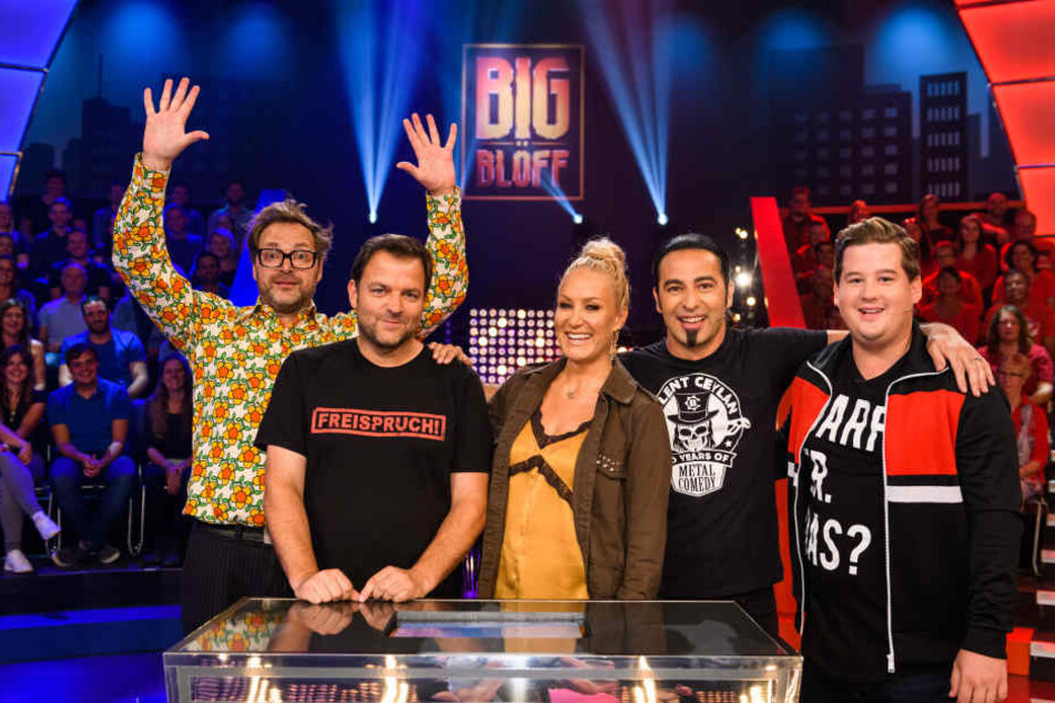 Paul Panzer (l-r), Martin Rütter, Janine Kunze, Bülent Ceylan und Chris Tall in der neuen Sat.1-Comedy-Show "Big Blöff".