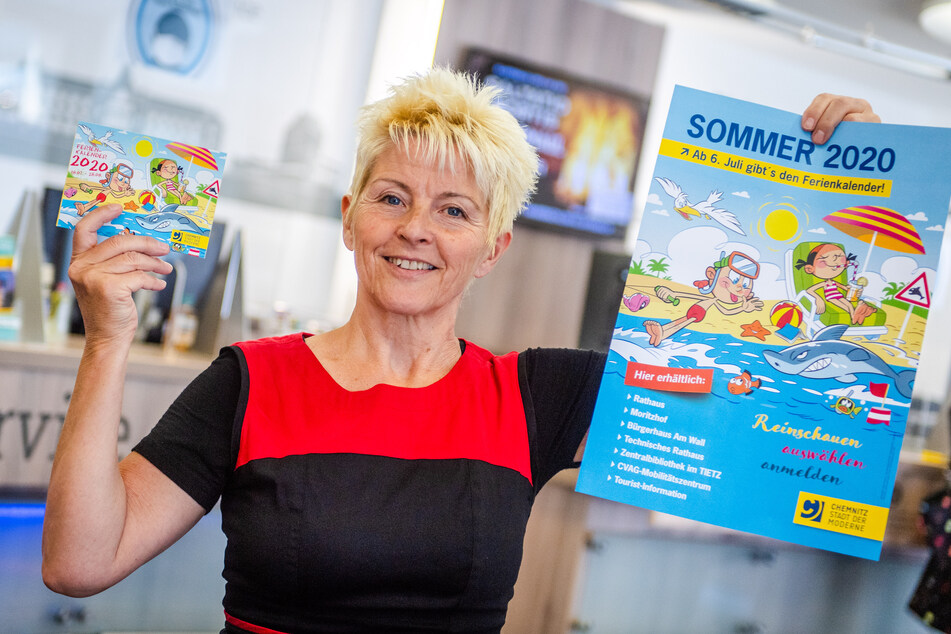 Veronika Leonhardt (61) zeigt den Chemnitzer Ferienkalender, den es unter anderem in der Touristinformation am Markt gibt.