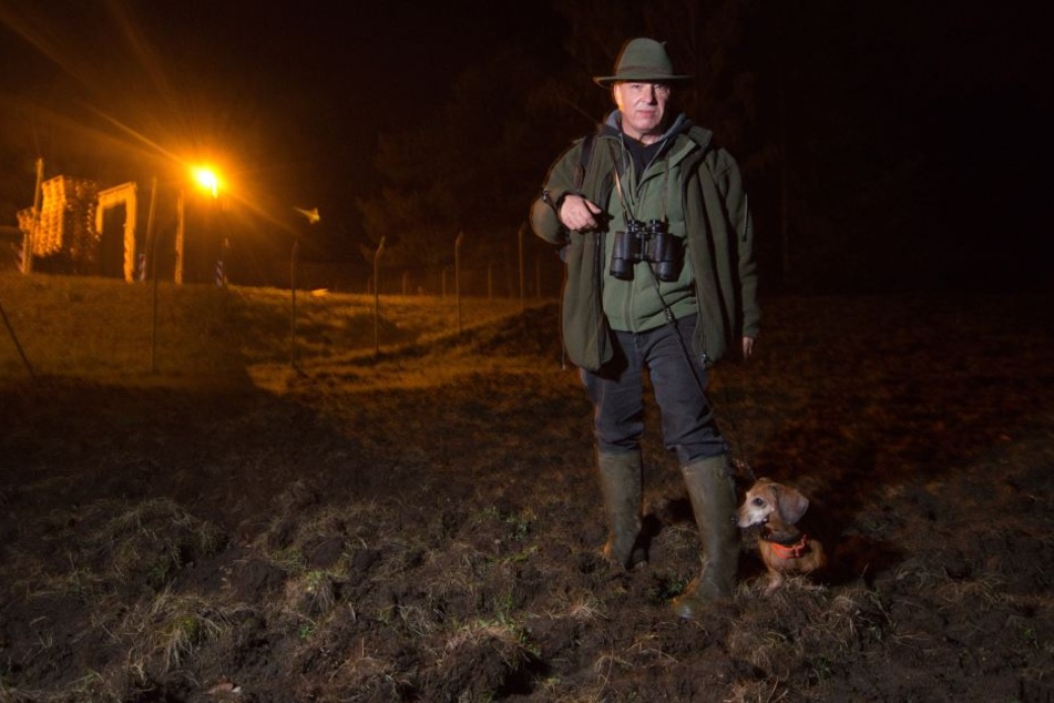 Jagdpächter Andrzej Krysztofinski (57) sieht in dem Wolfsbesuch bisher kein Problem.