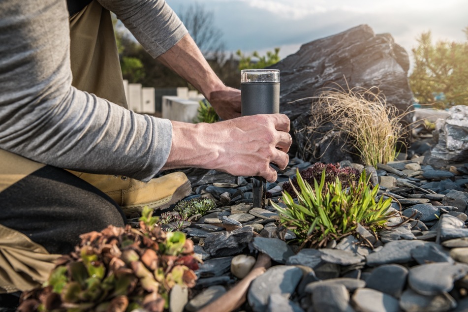 Im Handumdrehen sind diese Gartenlichter installiert - mit Solarfeld und Akku für eine einfache Handhabung.