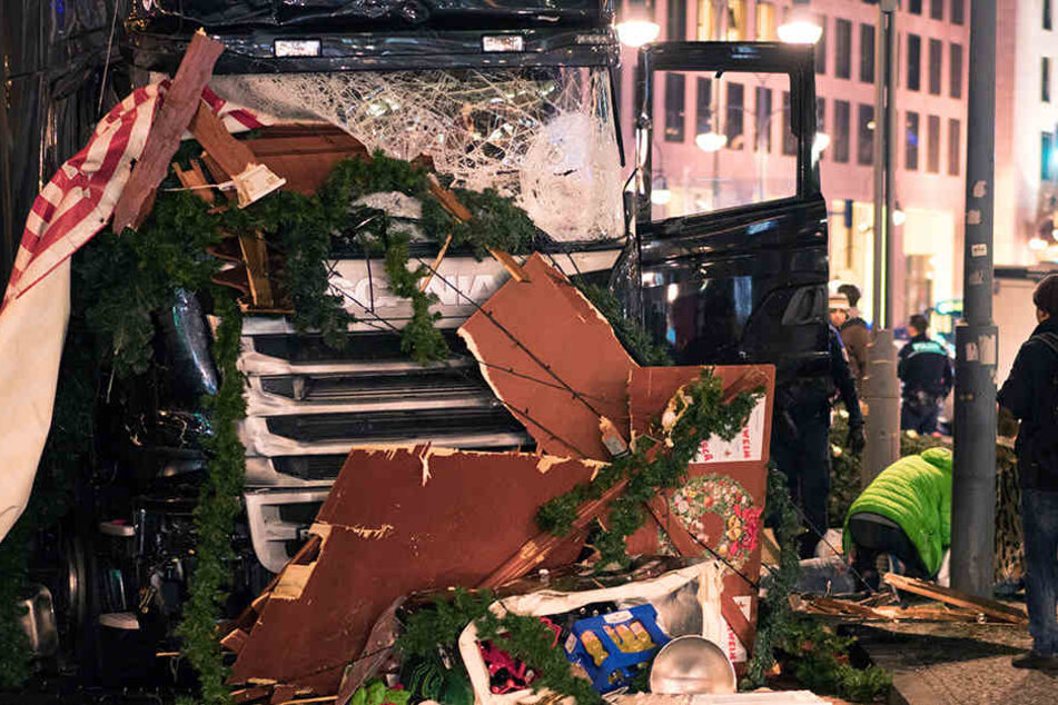 In Berlin ist am Montagabend ein Lastwagen über den Weihnachtsmarkt an der Gedächtniskirche gerast.