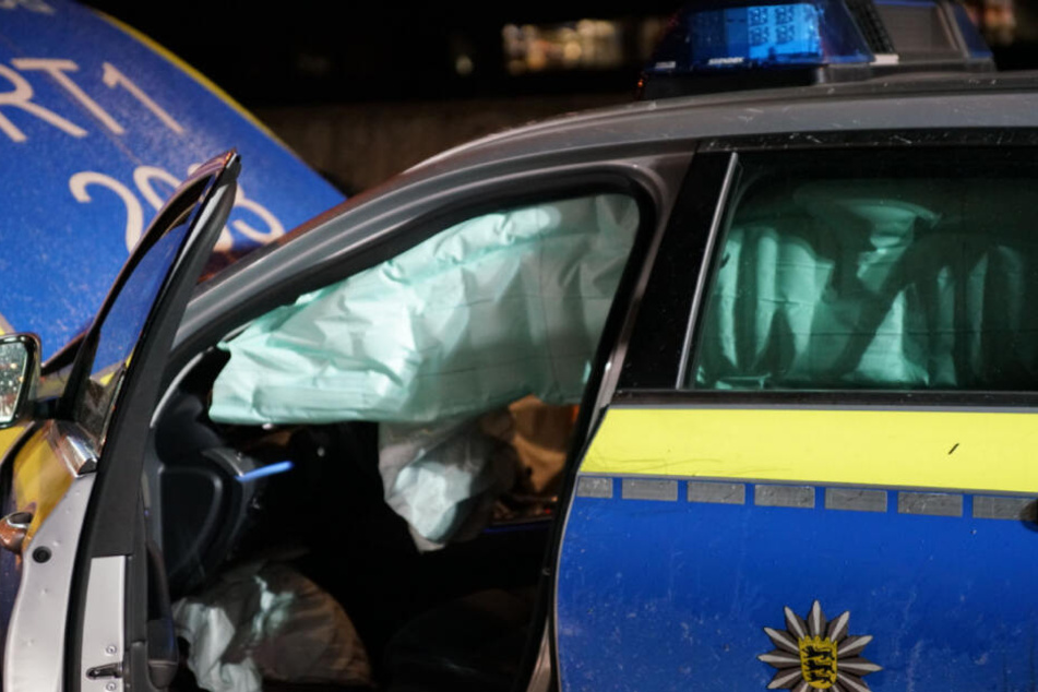 Bei Einsatzfahrt: Polizeiwagen und Auto krachen zusammen