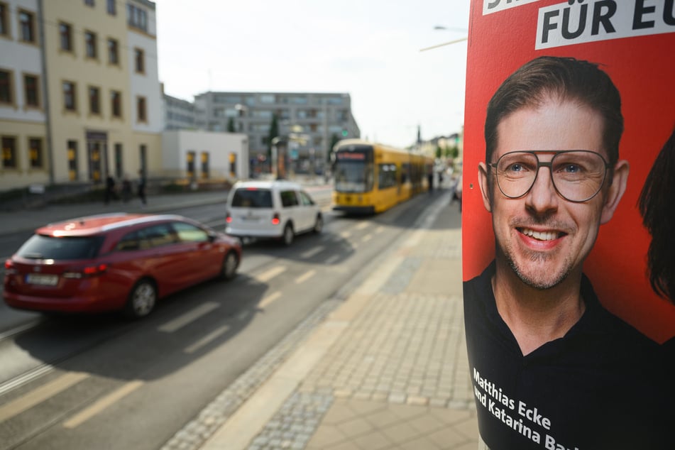 Der Politiker wurde beim Plakatieren attackiert.