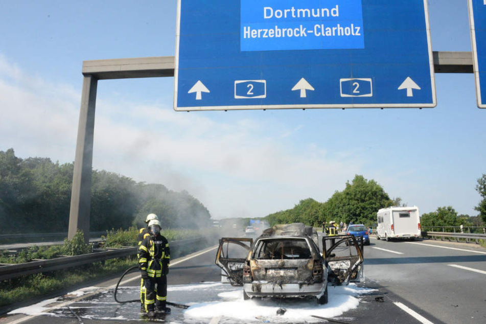 Die Feuerwehr musste das Auto löschen.