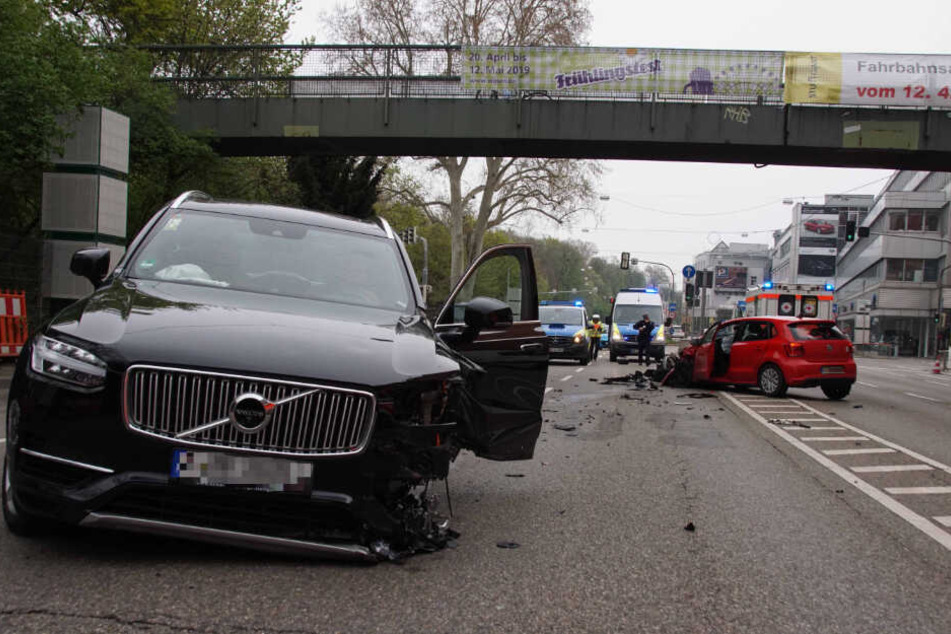 Die beiden Autos sind auf der B14 zusammengestoßen.